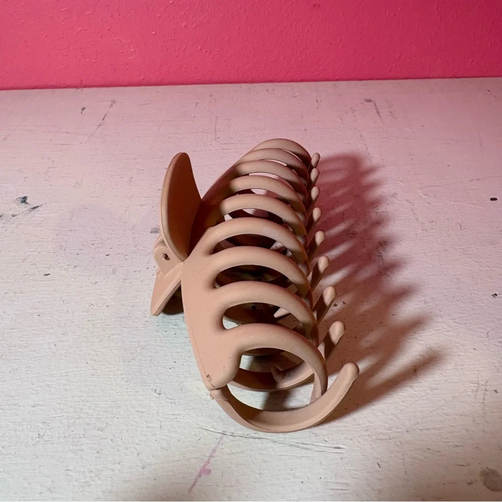 Urban Outfitters Marley Chic Tan Hair Claw Clip EUC - Picture 2 of 6